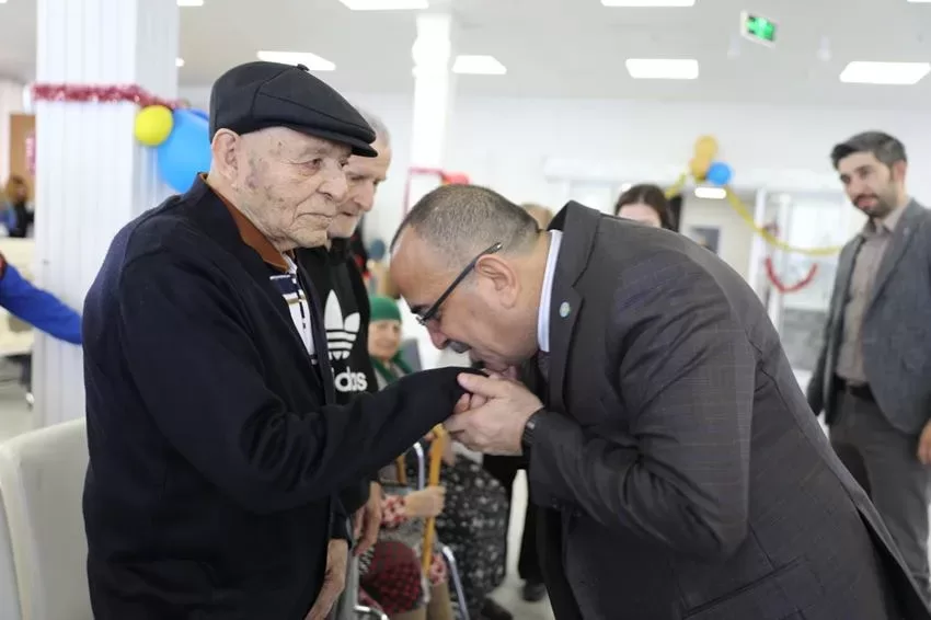 Huzurevi sakinleri ve özel çocuklar Tural’ı ilgiyle karşıladı; Seçim çalışmaları