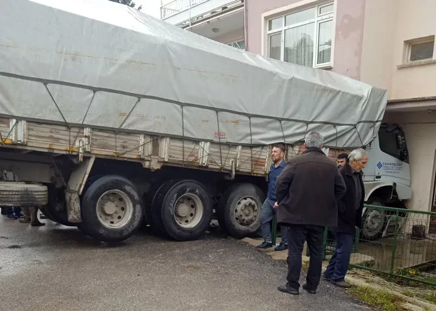 Isparta’nın Aksu ilçesinde freni tutmayan kamyon eve girdi. Edinilen bilgilere