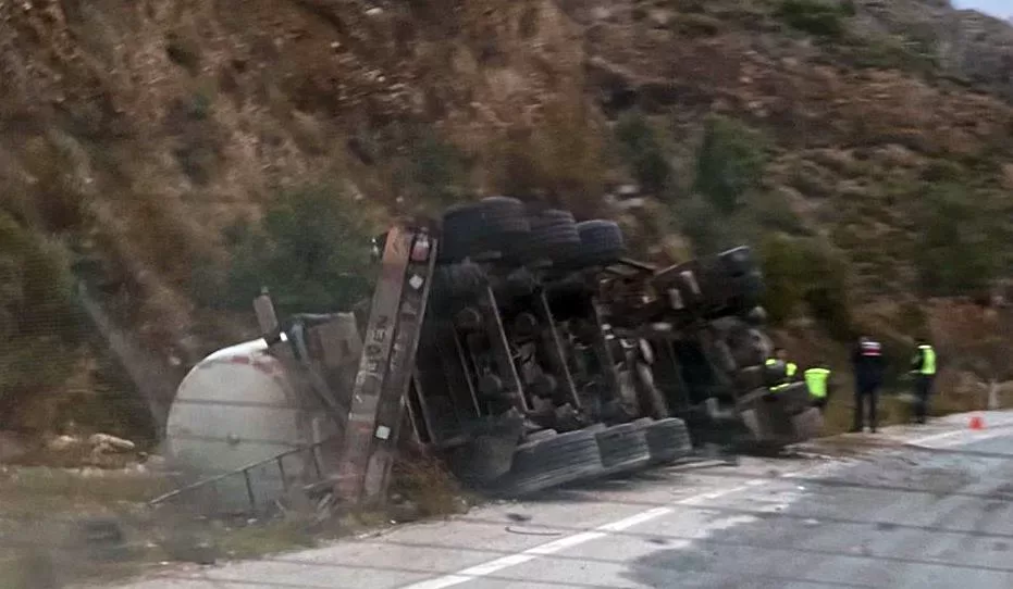 Isparta – Antalya Karayolunda çimento yüklü tır, sürücüsünün direksiyon hakimiyetini