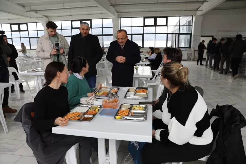 İyi Parti Belediye Başkan Adayı Tural, seçim çalışmaları kapsamında esnaf