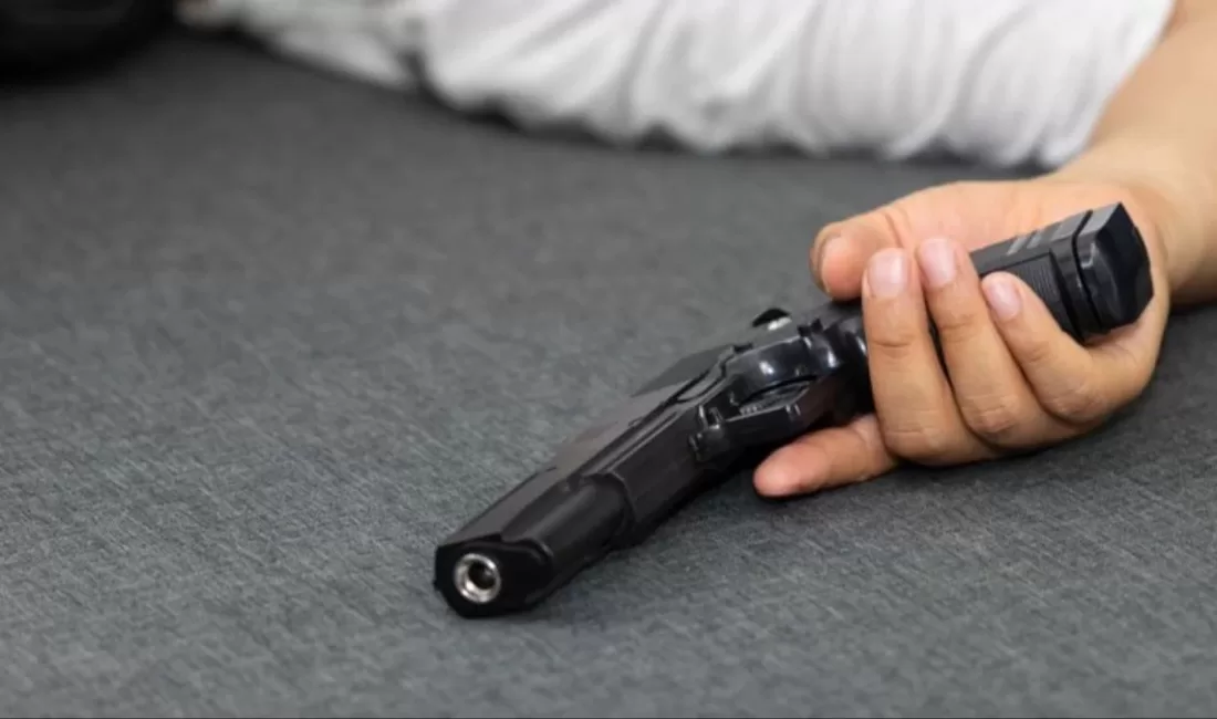 Isparta’nın Atabey ilçesinde 21 yaşındaki Egemen Çağaç babasının beylik tabancası