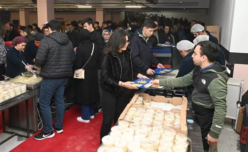 Isparta Belediyesi tarafından bu yıl geleneksel iftar sofrası Subay Lojmanlarının