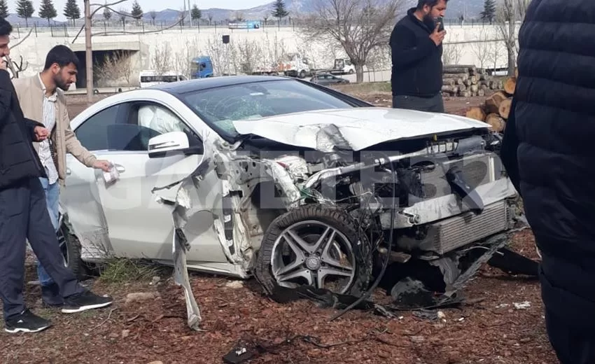 Isparta’da virajı alamayan otomobil yol kenarında bulunan elektrik direğine çarptı.