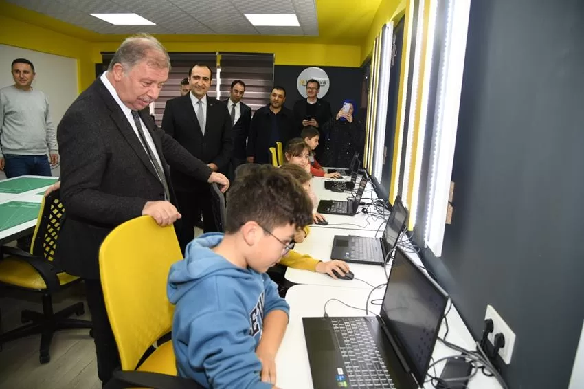 Isparta Şehit Polis Mehmet Karacatilki Bilim ve Sanat Merkezine ziyarette