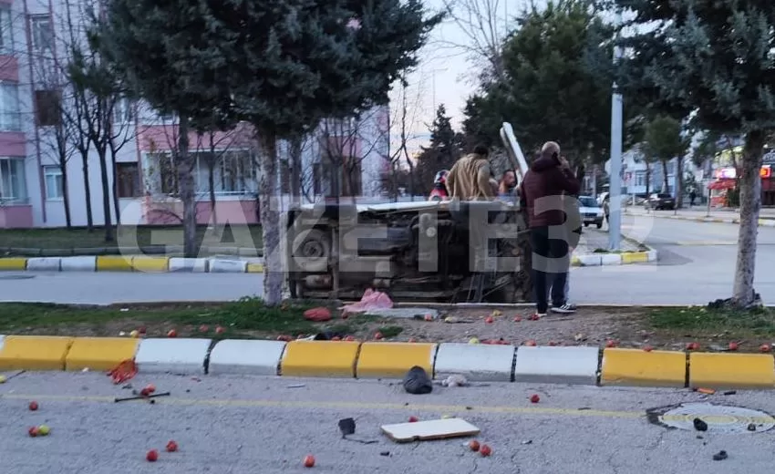 Isparta meydana gelen kaza sonrası otomobil yan yattı. Vatan Mahallesi’nde