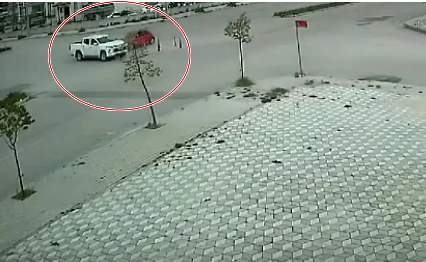 Isparta’nın Çünür mahallesinde kavşakta otomobil ile ticari araç çarpıştı. Kaza