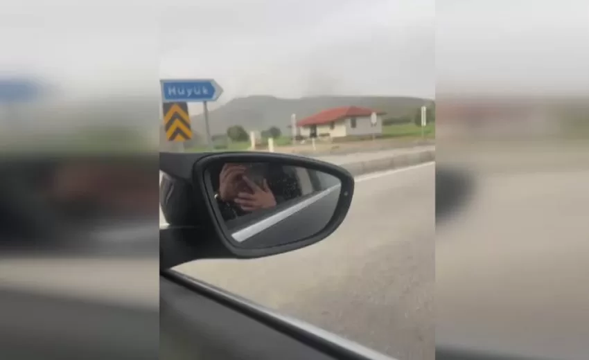 Şarkikaraağaç – Hüyük yol ayrımında yol kenarındaki otomobil bir anda