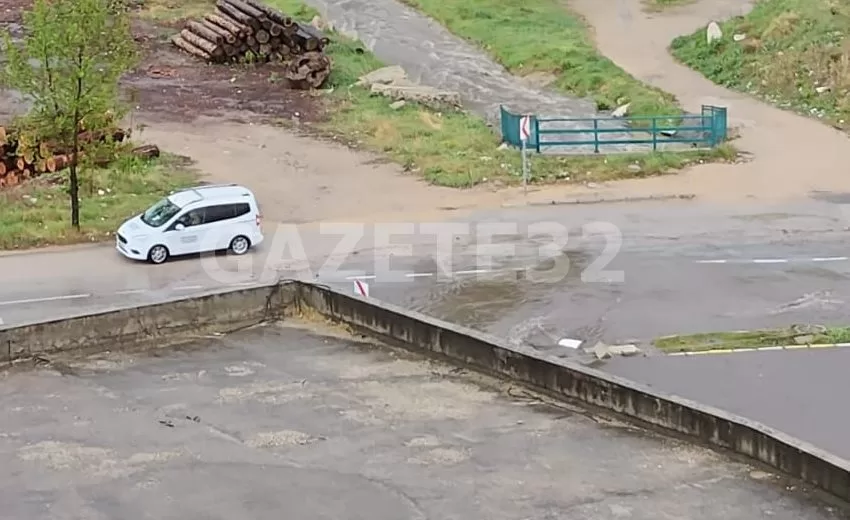 Isparta’da sabah saatlerinde kent merkezinde etkili olan sağanak nedeniyle kentin