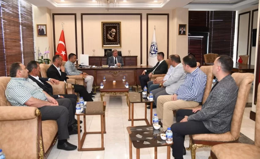 Gelendost Belediye Başkanı Mustafa Özmen ve beraberindeki meclis üyeleri, Isparta