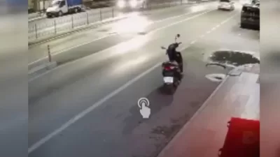 Isparta’da park halindeki motosiklet, 3 farklı kazaya karıştı.