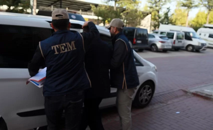 FETÖ’den aranan ihraç fakülte sekreteri yakalandı FETÖ/PDY Silahlı Terör Örgütüne üye olma suçundan, adli makamlarca 7