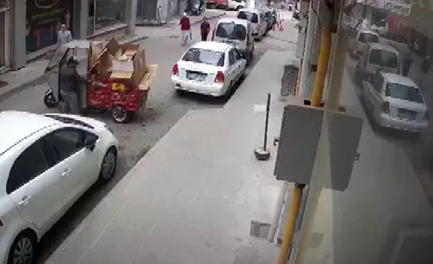 Isparta’da kağıt toplayıcısı bir yandan karton topladı, diğer bir yandan