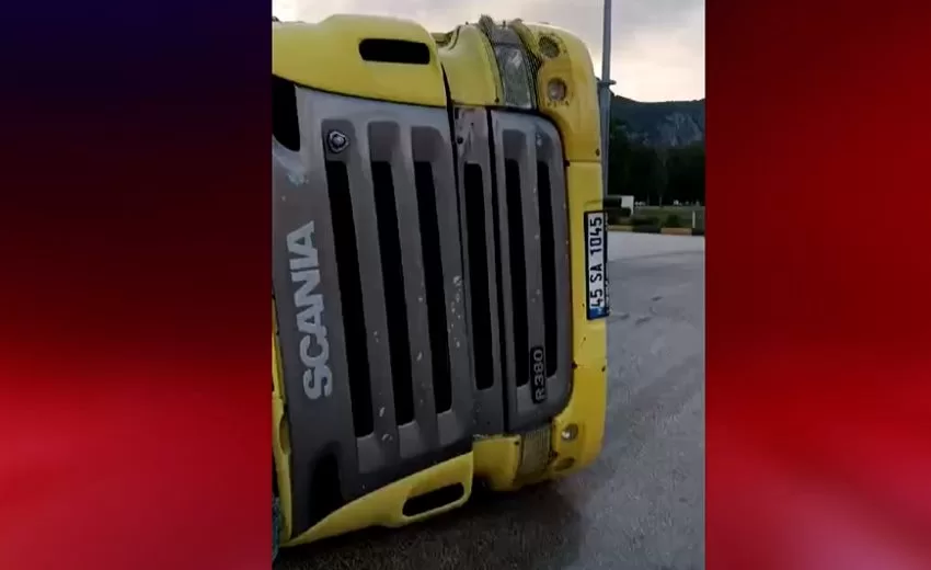 Eğirdir’de meydana gelen trafik kazasında, domates yüklü kamyon yan yattı.
