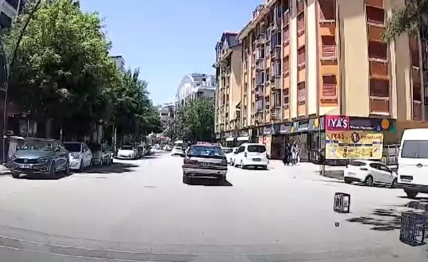 Isparta’da yaşanan kaza anı araç kamerasına saniye saniye yansıdı.