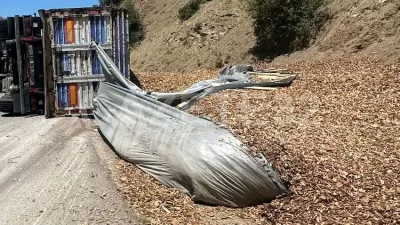 Isparta Eğirdir – Konya karayolunda talaş yüklü kamyon devrildi. Öğle