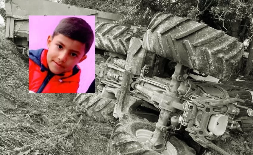 Isparta’nın Eğirdir ilçesinde 8 yaşındaki Erhan Karabay bindikleri traktörün devrilmesi