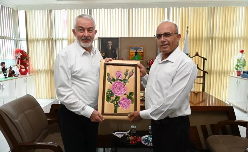 Isparta Belediye Başkanı Şükrü Başdeğirmen, Çarıksaraylar Belediye Başkanı Özcan Turhan’ı