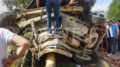 Atabey yol ayrımında kontrolden çıkan araç ağaca çarparak durabildi. Olay