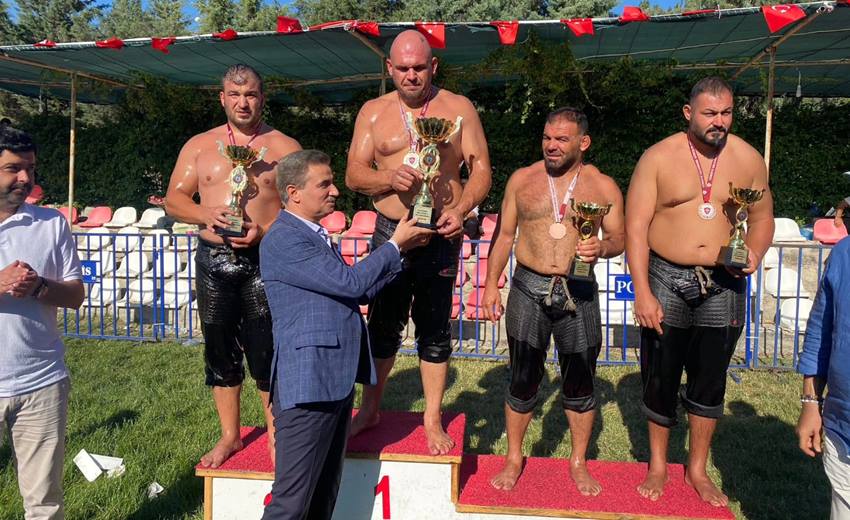 Uluborlu 46. Yağlı Güreşlerinde altın kemerin sahibi Ertuğrul Dağdeviren oldu.