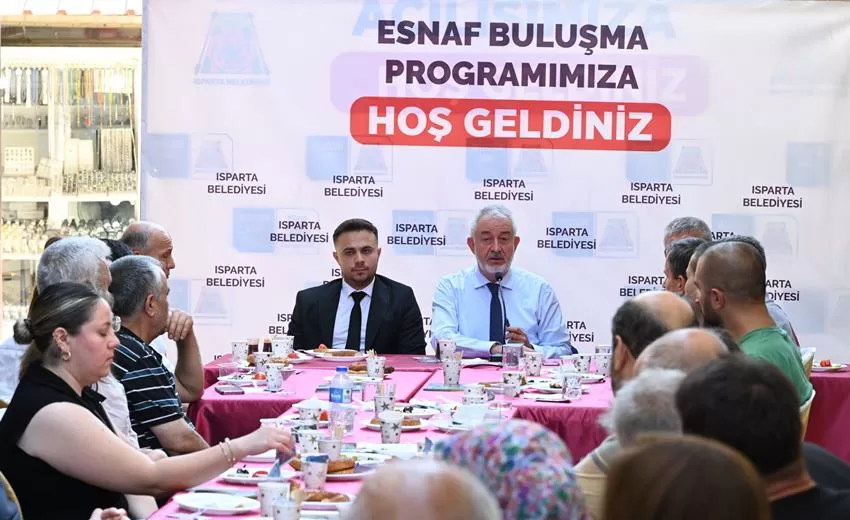 Isparta Belediye Başkanı Şükrü Başdeğirmen, Tarihi Üzüm Pazarı esnafıyla bir