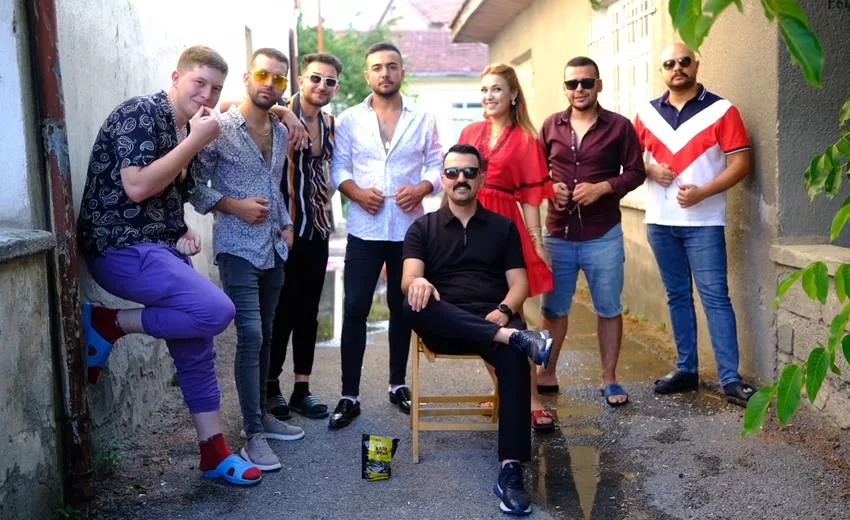 Isparta’da halı yıkama sektöründe yayınladığı reklamlarla isminden sıkça söz ettiren