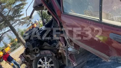 Isparta’da otomobil, sürücünün kontrolünden çıkarak refüjdeki ağaca çarptı. Kazada ağır