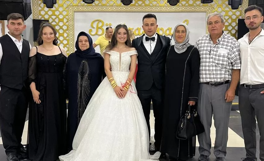 Isparta Kanal 32 Televizyonu çalışanlarından Gökhan Kaya, Semra Dikdak ile