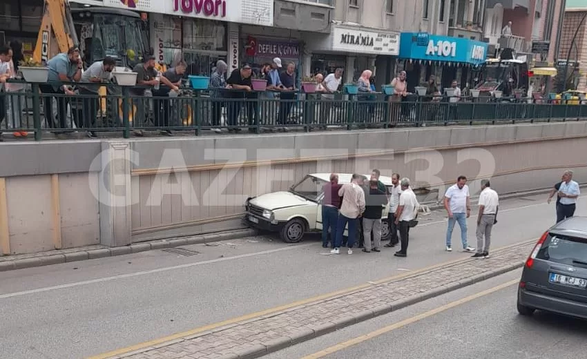 Isparta’da Özkanlar Kavşağı altgeçidinde kontrolden çıkan otomobil duvara çarptı. Çarşı