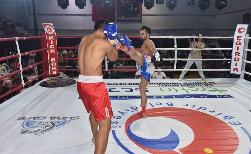Eğirdir Kapalı Spor Salonu, sporseverlerin büyük ilgisiyle karşılanan Profesyonel K1