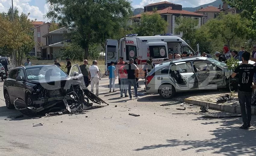 Kaza, bugün Isparta’nın Hızırbey mahallesinde meydana geldi. Kazada 2 otomobil