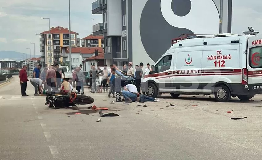 Isparta’da otomobil ile motosikletin çarpışması sonucu meydana gelen trafik kazasında