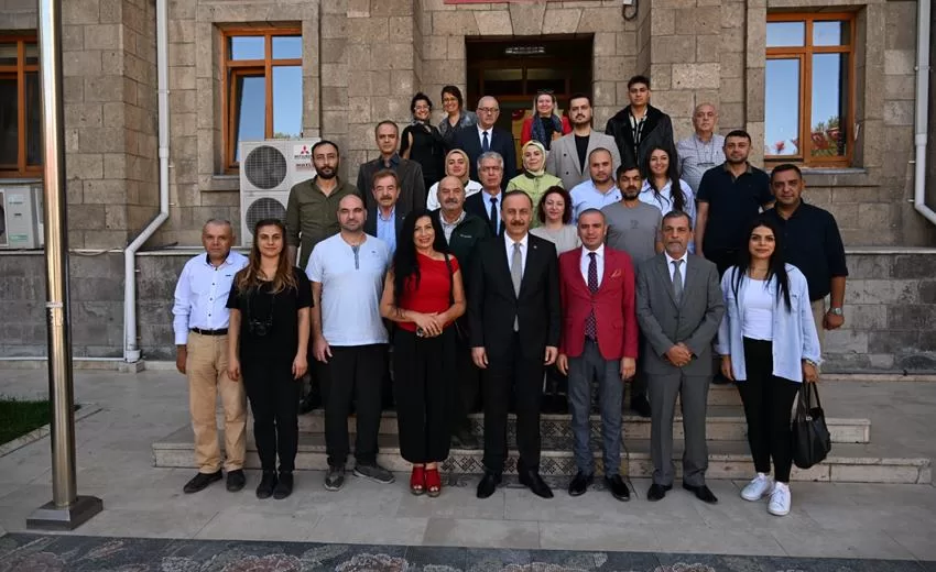 Isparta Gazeteciler Cemiyeti Başkanı Mustafa Baş, Yönetim Kurulu üyeleri, Başkan