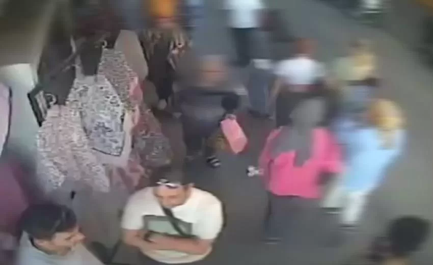 Isparta Cumhuriyet Caddesinde bulunan eşarplar sürekli çalınıyor. Hırsızlın anları ise