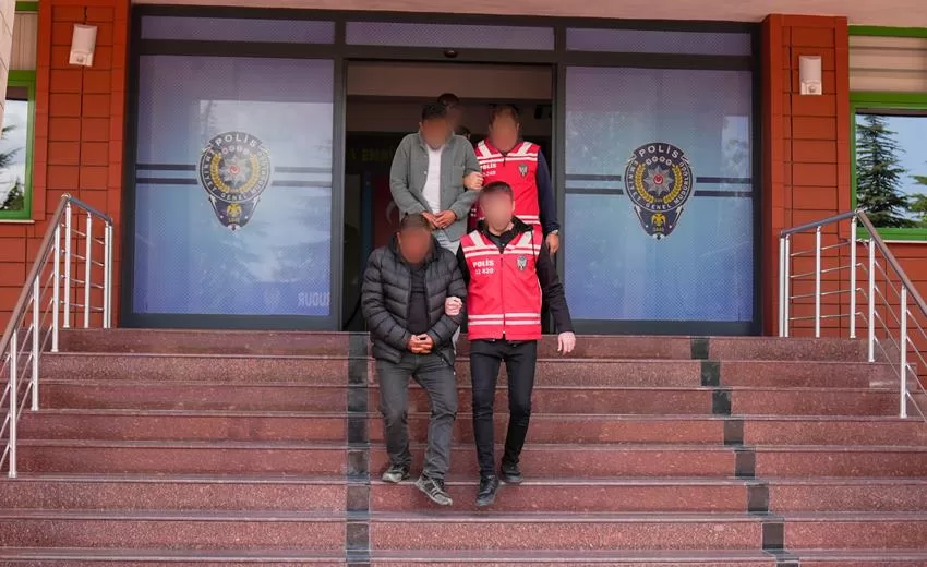 Isparta’da Mimar Sinan Caddesi’nde bir kuyumcunun camını kırıp vitrindeki altın