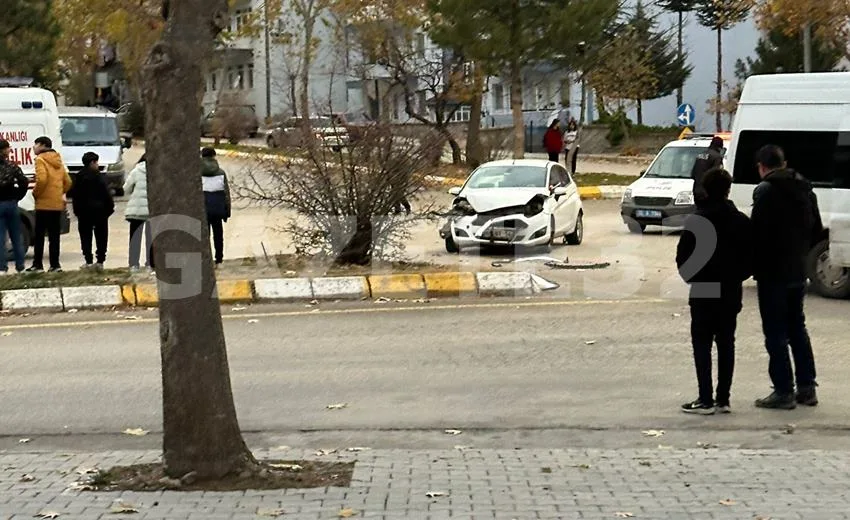 Isparta’da seyir halindeki minibüs ile otomobil çarpıştı. Edinilen bilgiye göre