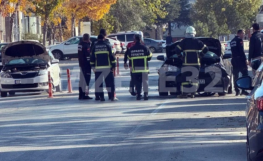 Isparta’da iki otomobil çarpıştı. Edinilen bilgiye göre sürücüler kazayı ufak