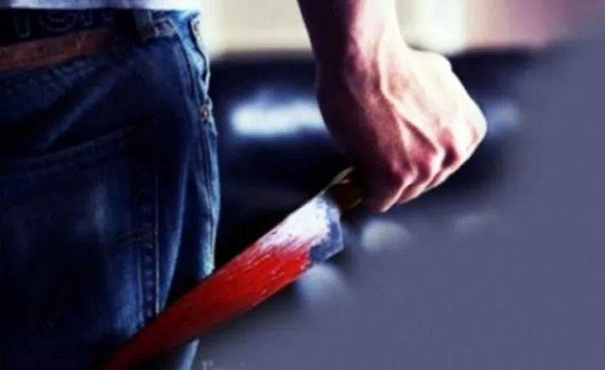 Isparta’nın Senirkent ilçesinde çıkan kavgada 2 kişi bıçakla yaralandı. Olay