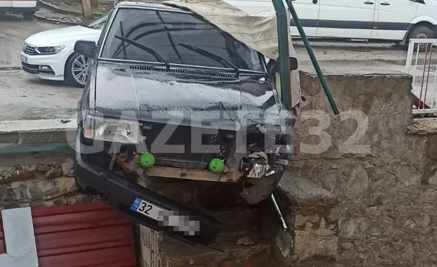 Isparta’da sürücüsünün direksiyon hakimiyetini kaybetmesi sonucu kontrolden çıkan otomobil, evin