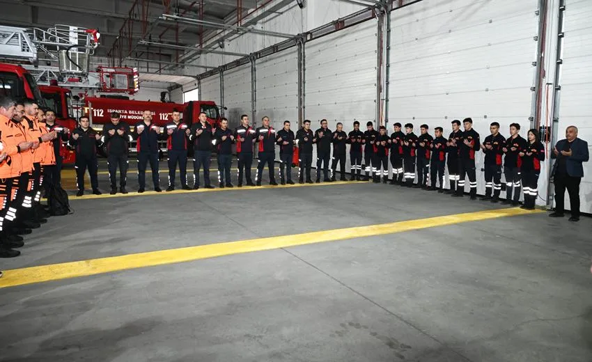 Isparta Belediyesi İtfaiye Müdürlüğü ekipleri, her sabah güne dua ederek,