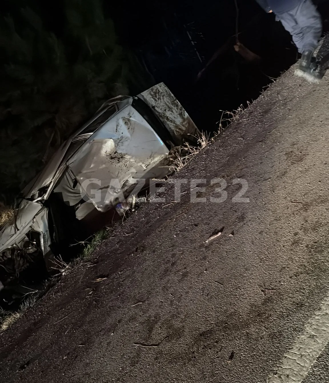 Isparta-Eğirdir karayolu üzerinde meydana gelen kazada ağır yaralanan sürücü, hastanede