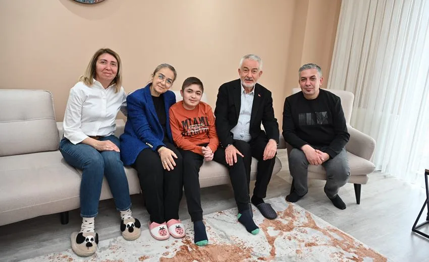 Isparta Belediye Başkanı Şükrü Başdeğirmen, eşi Şadiye Başdeğirmen, Görkem Efe’yi