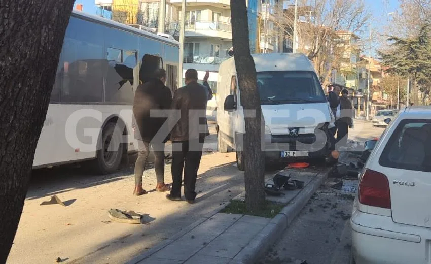 Isparta’da Gölcük yolu üzerinde minibüs, halk otobüsüne çarptı. Kazada can