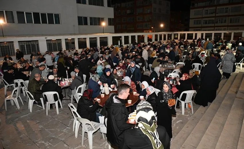 Isparta Belediyesi tarafından Kadir Gecesi dolayısıyla Isparta Meydan AVM yanındaki