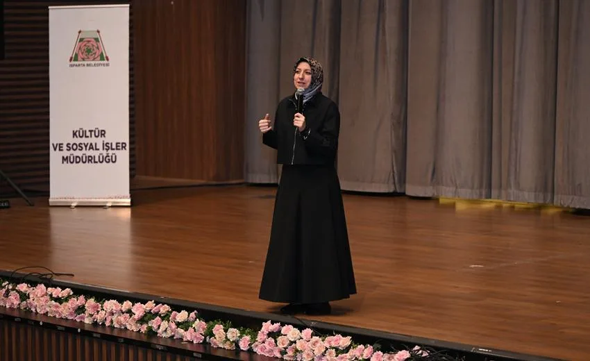 Isparta Belediyesi’nin Ramazan ayı etkinlikleri kapsamında yazar Merve Gülcemal, Belediye