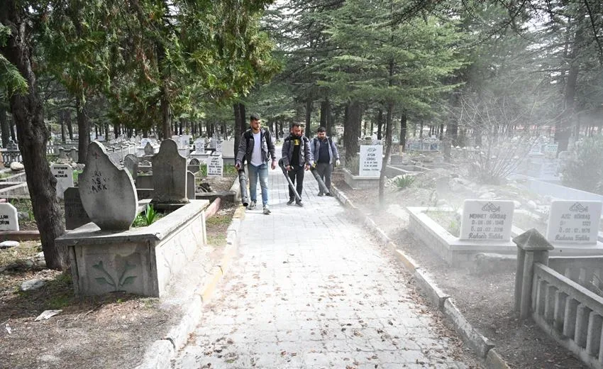 Isparta Belediyesi, Ramazan Bayramı öncesinde şehirdeki mezarlıklarda kapsamlı bir temizlik