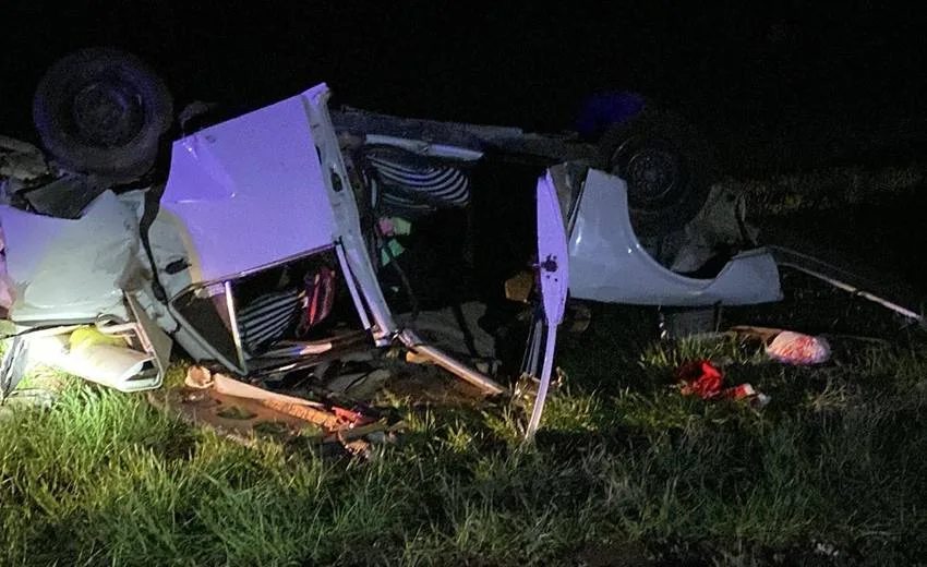 Isparta’nın Şarkikaraağaç ilçesinde sürücüsünün kontrolünü kaybettiği otomobilin takla atması sonucu