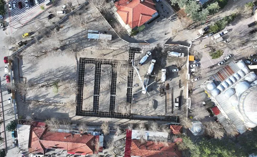 Isparta Belediyesi, Gülistan Mahallesi’ne kapalı pazar alanı ve meydan kazandırıyor.