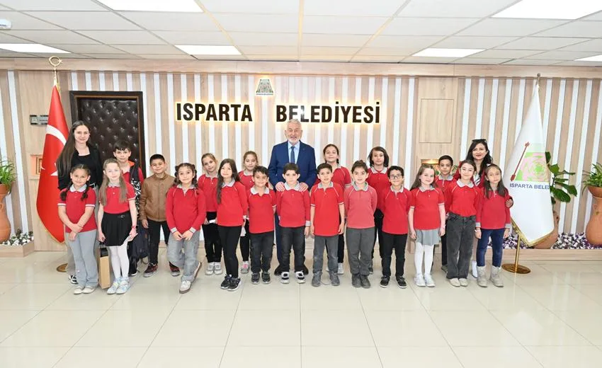 Kamile Gürkan İlkokulu 3. sınıf öğretmeni Selma Gürel ve öğrencileri,