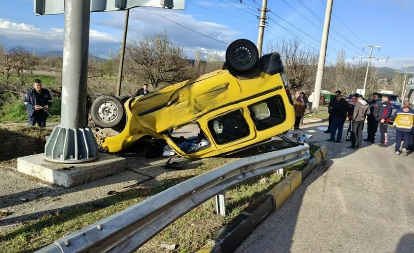 Isparta-Sav yolunda bugün meydana gelen trafik kazasında hafif ticari araç