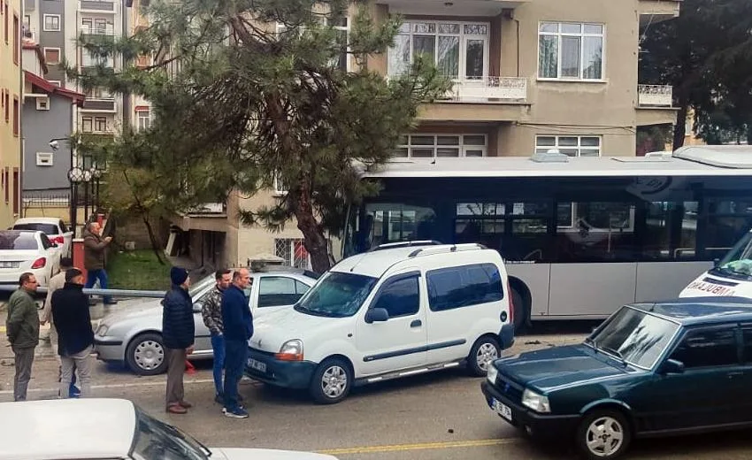 Isparta’da Maliye Kavşağı’nda meydana gelen kazada, seyir halindeki özel halk